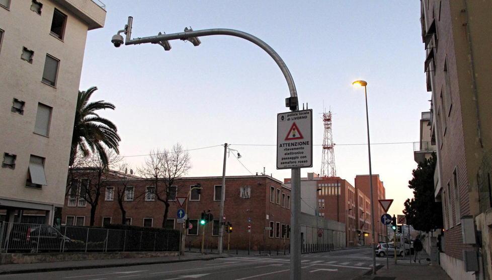 Semaforo sparamulte sul viale Mameli: 600 sanzioni in 3 mesi 