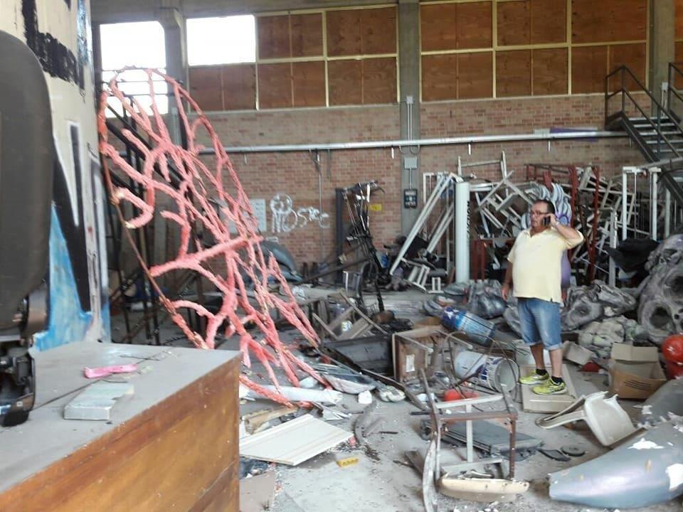 Il materiale danneggiato all'interno del capannone