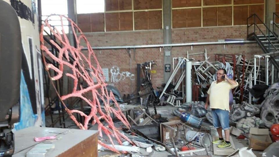 Il materiale danneggiato all'interno del capannone
