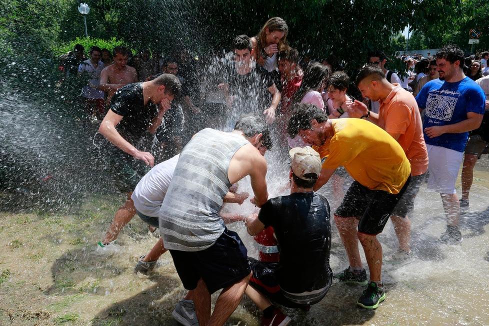 Gli studenti festeggiano con l'immancabile idrante