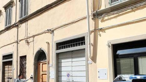 Defeca nell’auto della polizia