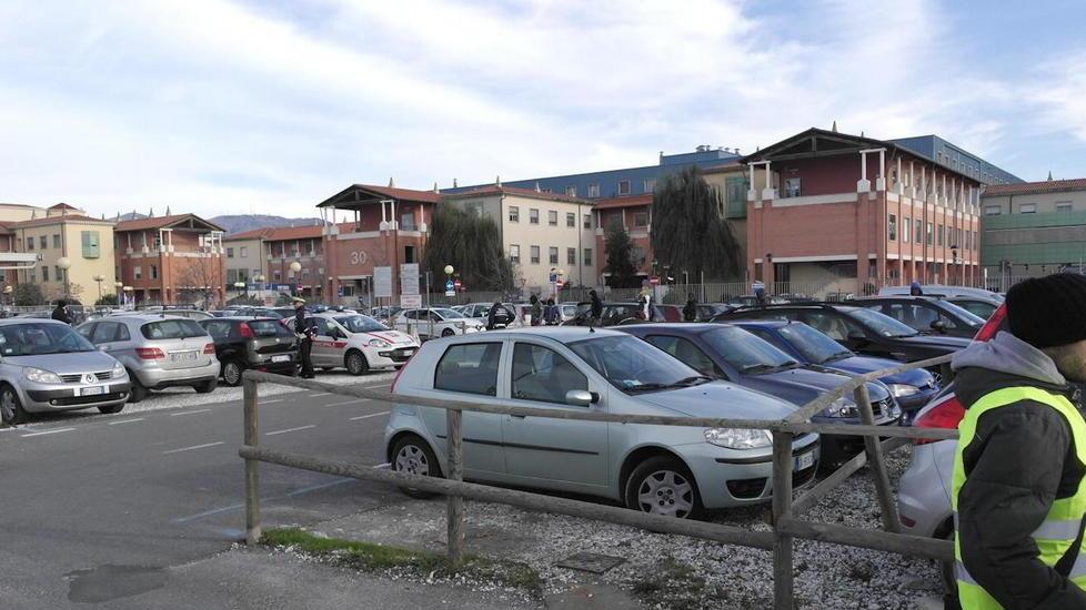 Ospedale, stangate le auto in sosta vietata
