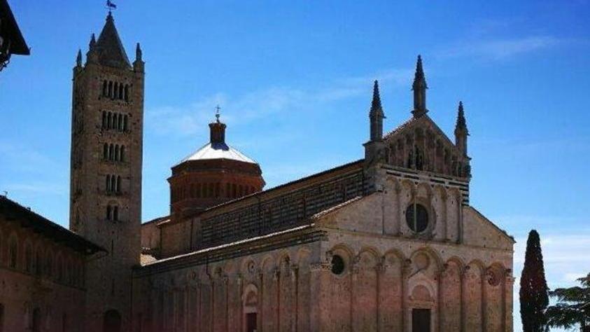 Ombrelloni in piazza Polemiche e sanzioni