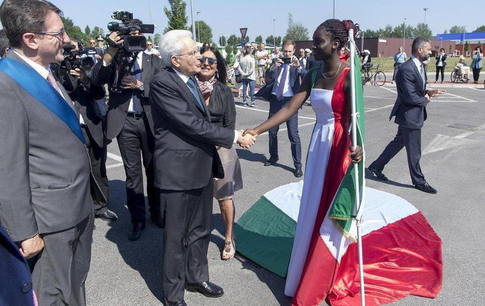 «Quel vestito? Vilipendio alla bandiera» 