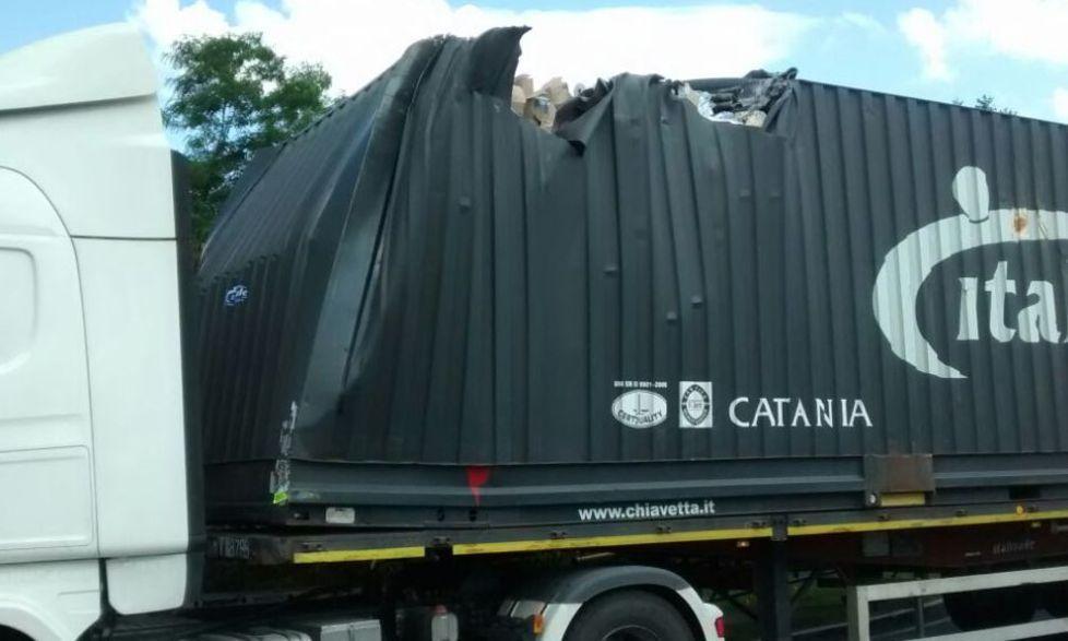 Camion incastrato al sottopasso