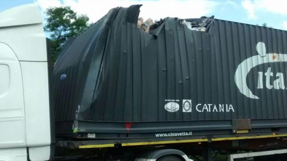 Camion incastrato al sottopasso