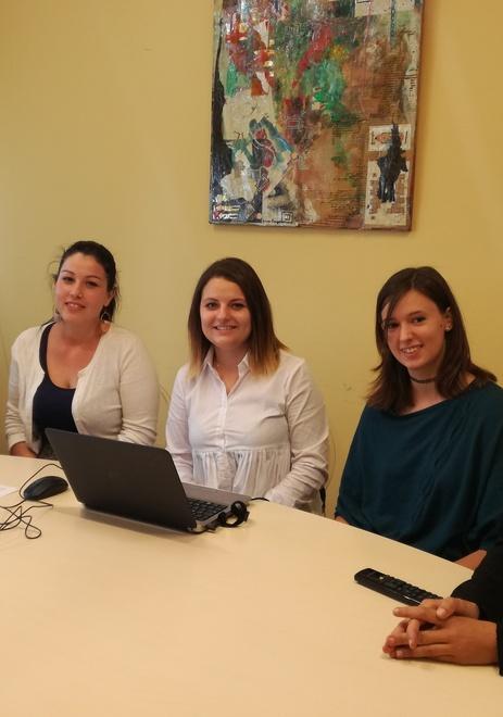 Una pagina Facebook  tre ragazze e un mondo  di offerte di lavoro 