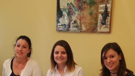 Una pagina Facebook tre ragazze e un mondo di offerte di lavoro