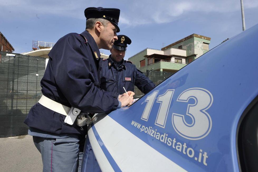 Botte a un agente per aiutare il figlio E finisce in manette
