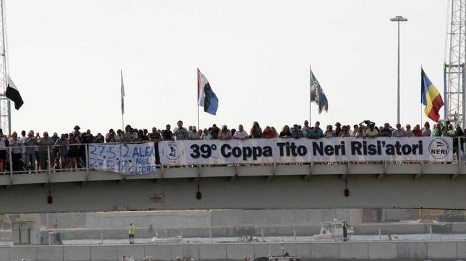 Millimetri, polemiche e ironia: controlli sui sedili dei gozzi