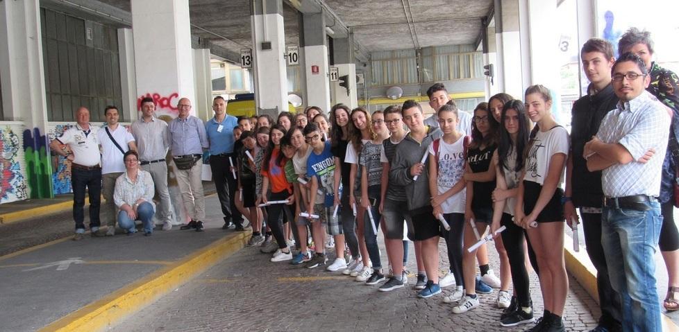 I murales degli studenti danno nuova luce alla stazione delle corriere