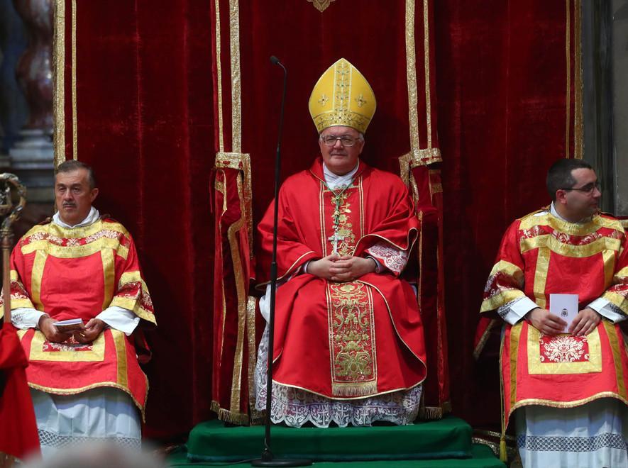 Il vescovo Perego entra in Abbazia 