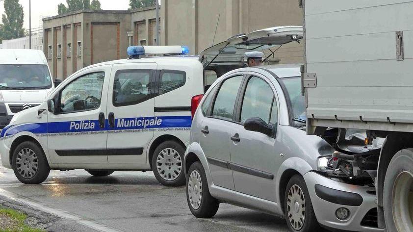 Auto tampona un camion paura in via Marconi