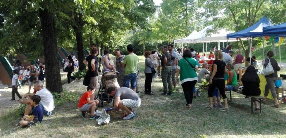 Alunni e genitori alla festa delle scuole