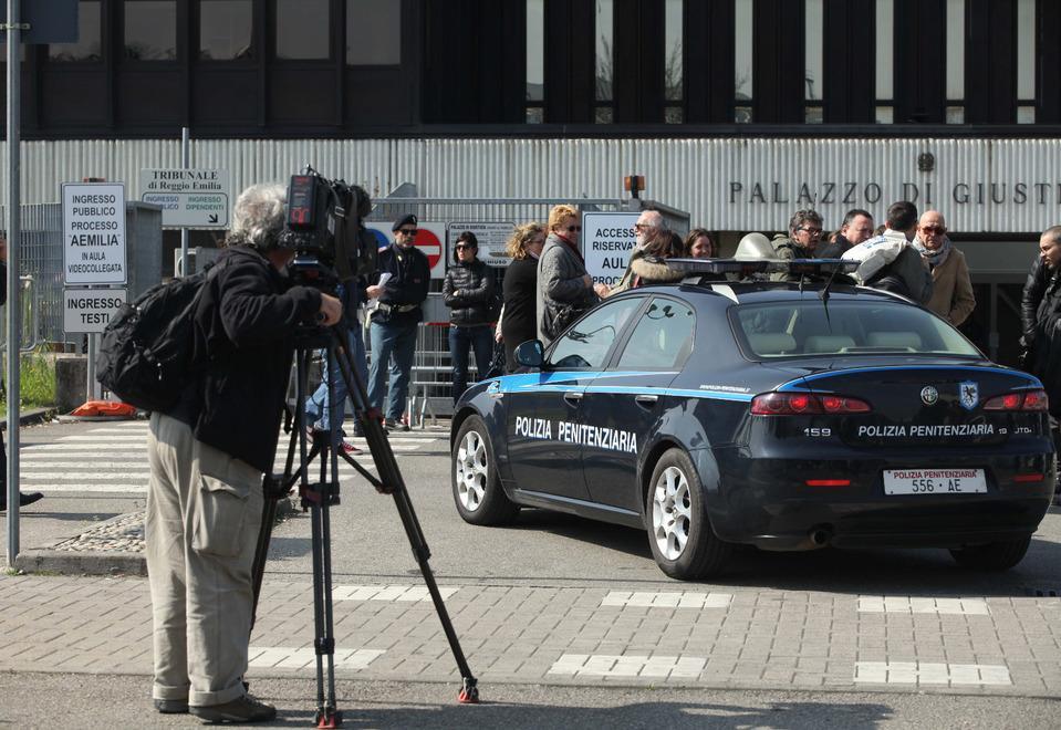 Aemilia, stretta sulle foto agli imputati 