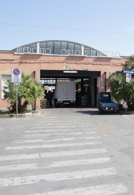 Telecamera al mercato a Camaiore per scovare i furbetti degli abbonamenti  