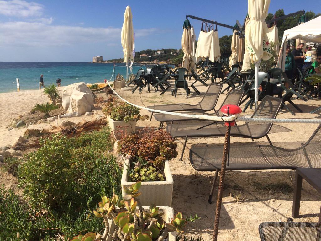 La spiaggia del Lazzaretto e il ristorante (foto Gabrielli)