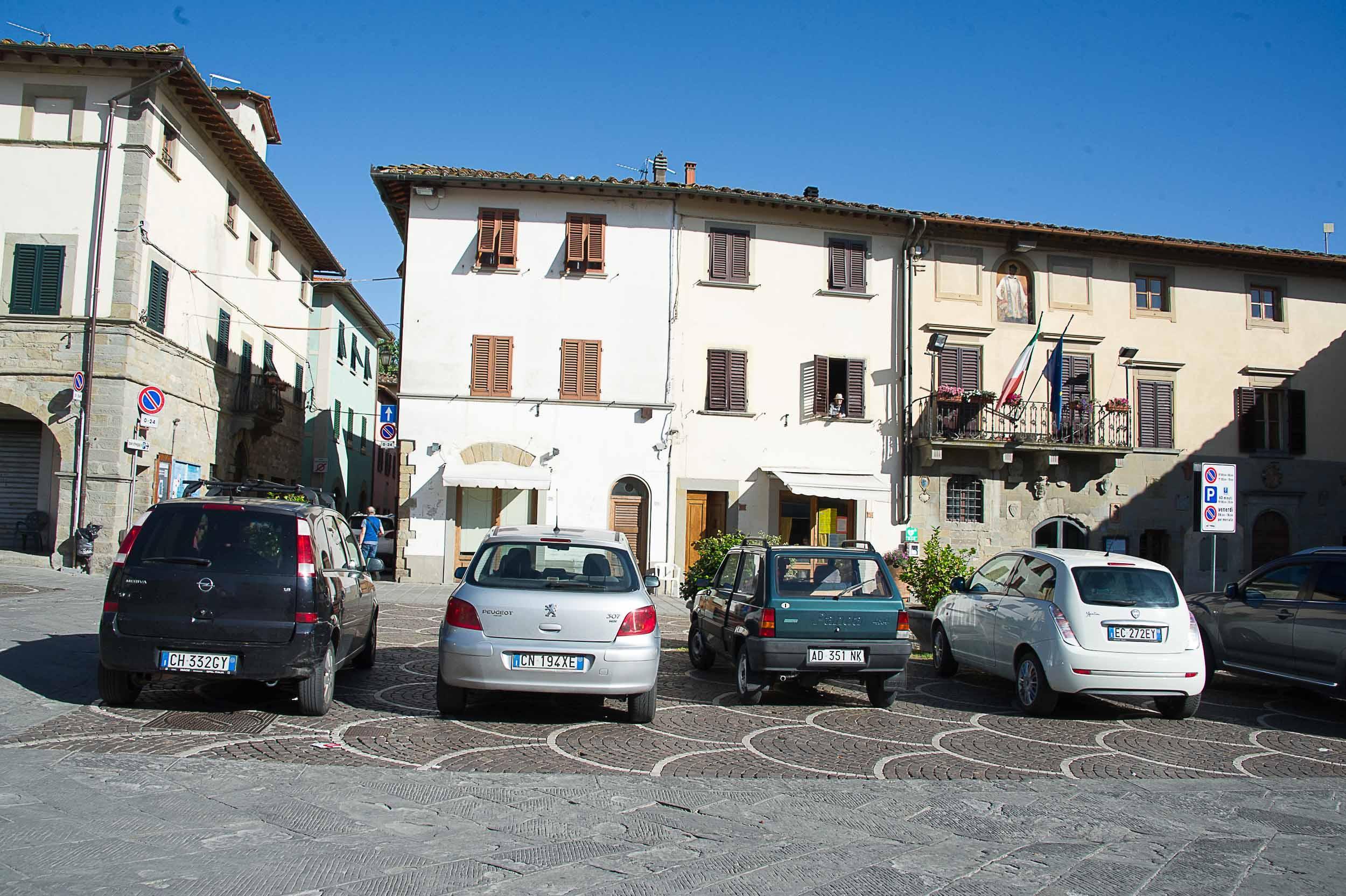 La piazza del municipio di Castelfranco di Sopra dove si è consumata la tragedia