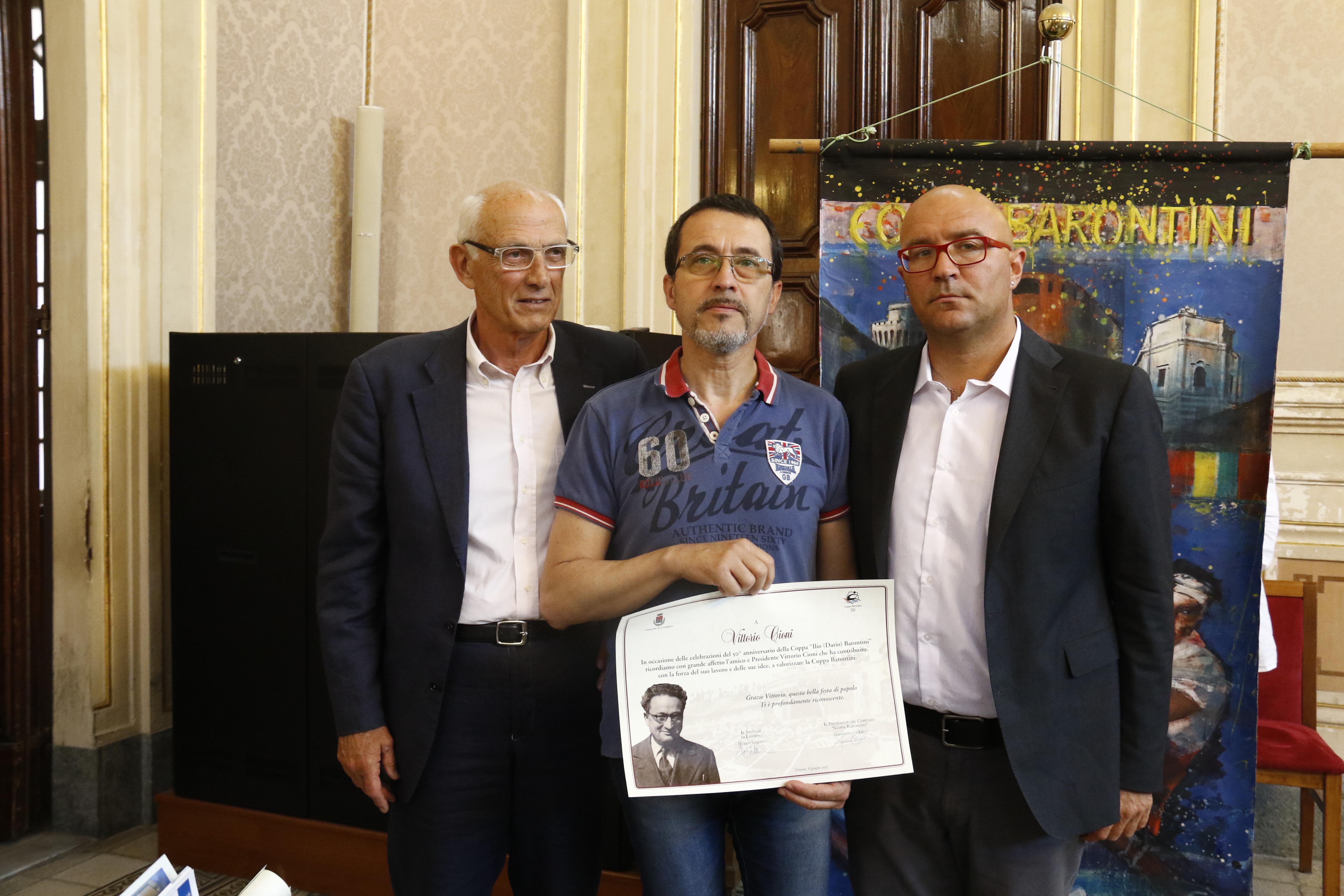 Il presidente del comitato della Coppa Barontini Massimiliano Talini che ha ricevuto la Livornina, insieme all'assessore Andrea Morini e ad uno dei premiati con la targa di ringraziamento (Repetti/Pentafoto)