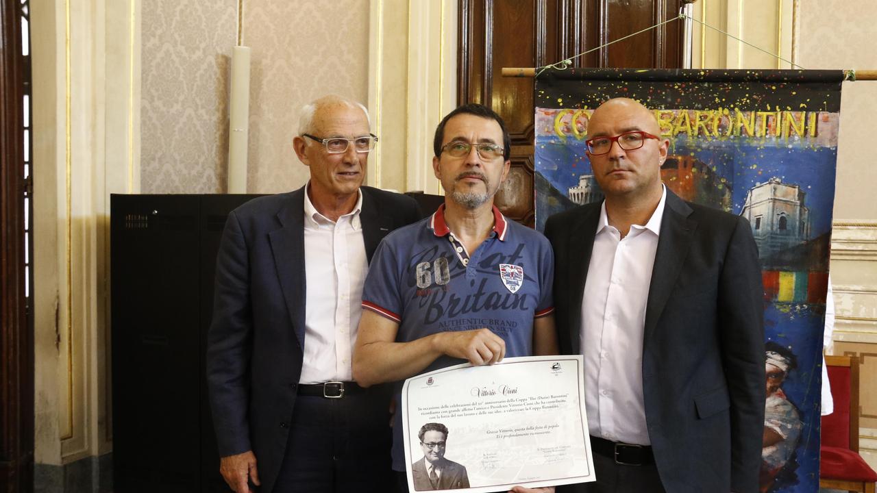 Il presidente del comitato della Coppa Barontini Massimiliano Talini che ha ricevuto la Livornina, insieme all'assessore Andrea Morini e ad uno dei premiati con la targa di ringraziamento (Repetti/Pentafoto)