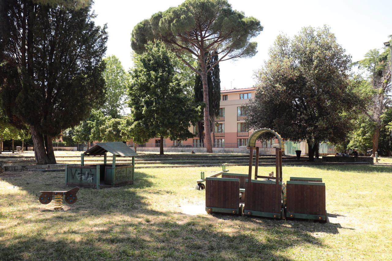 Sullo sfondo i condomini affacciati sul parco Mariambini, da dove sono passati i due "intrusi"