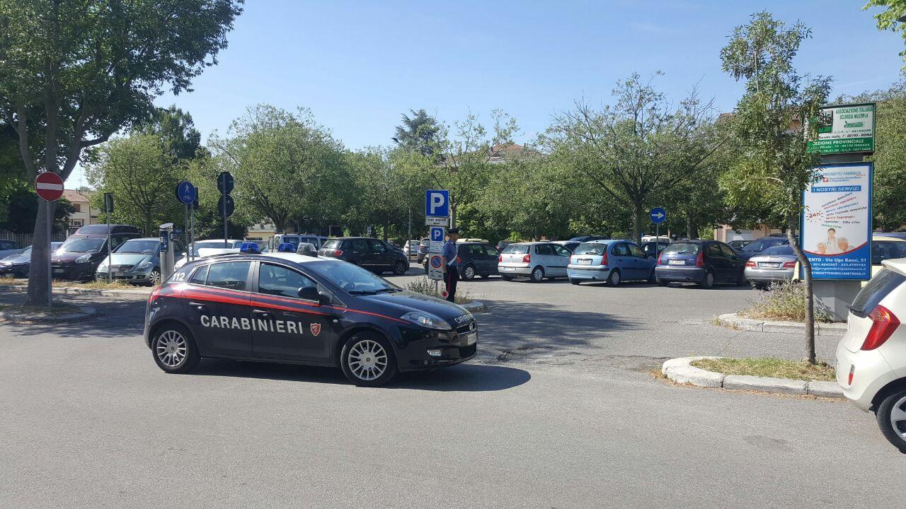 I carabinieri nel parcheggio dell'ospedale di Cento