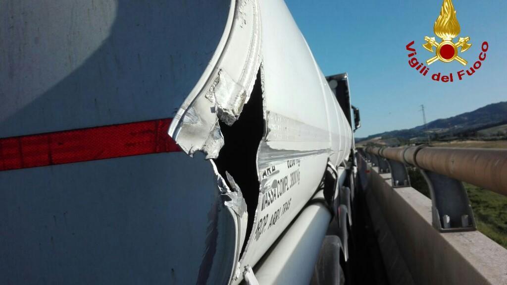 L'autocisterna squarciata in autostrada