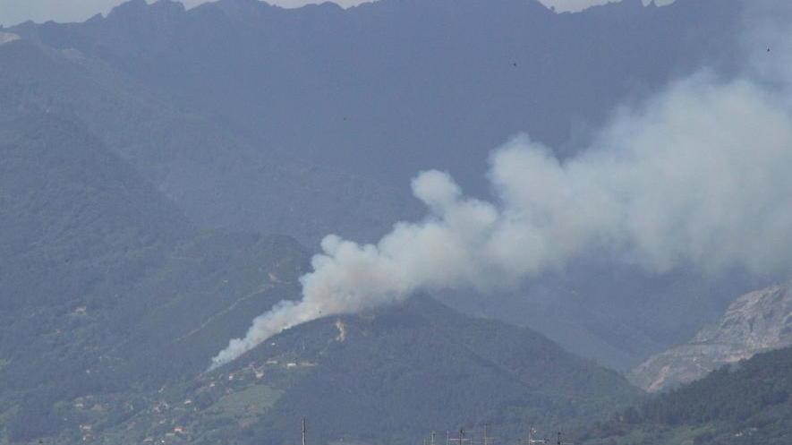 Maxi incendio sui monti di Ripa