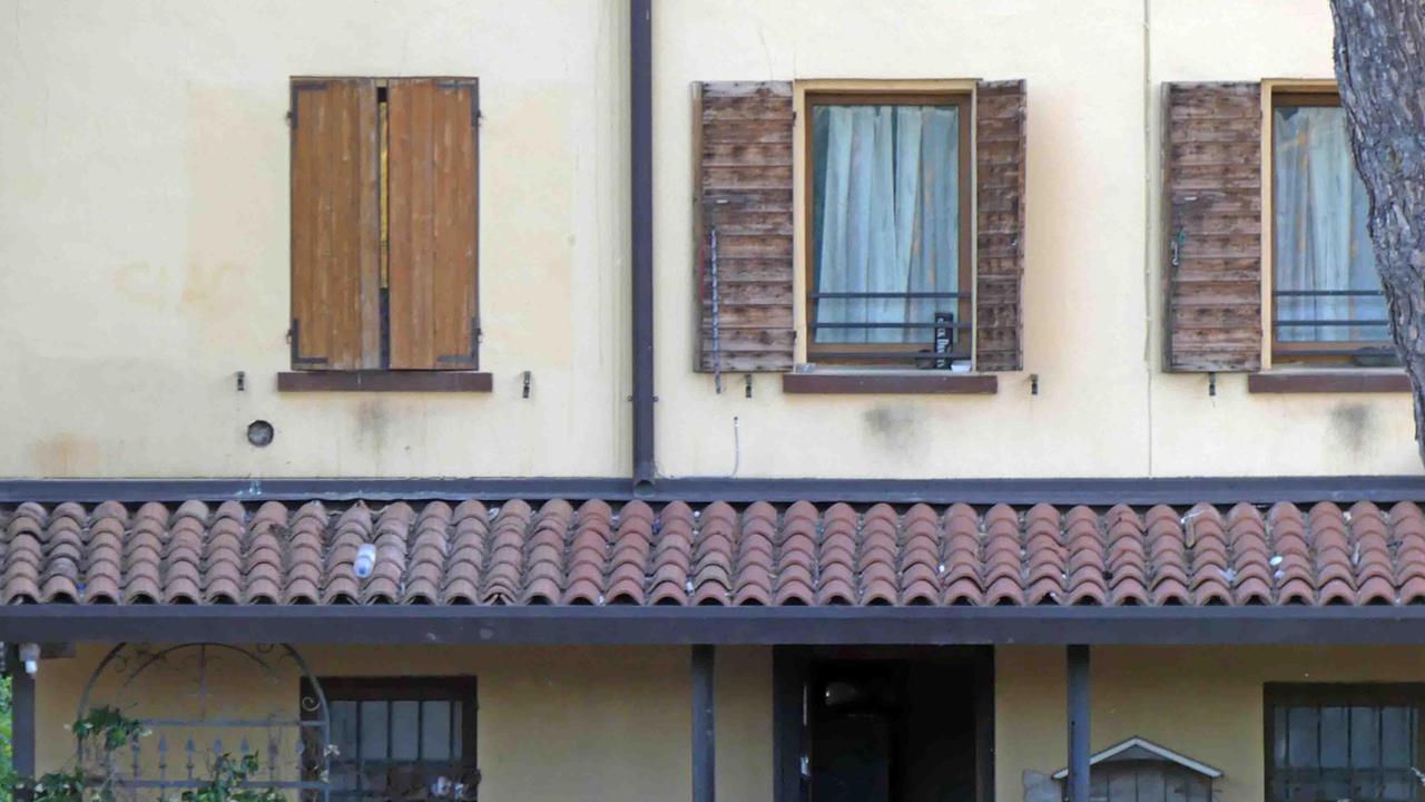 Nasconde il neonato nel freezer