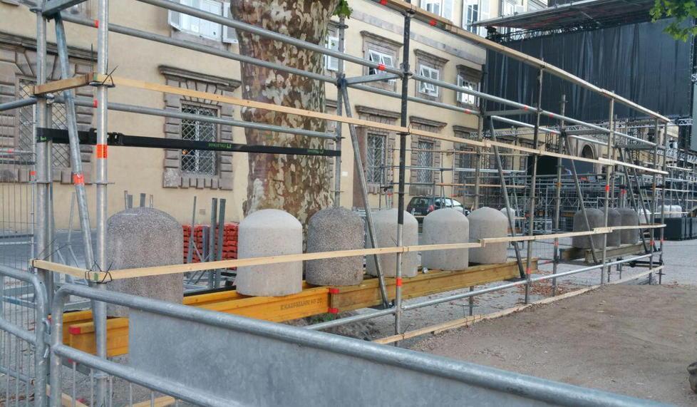 I blocchi di cementi a "difesa" di piazza Napoleone (Foto Sernacchioli)