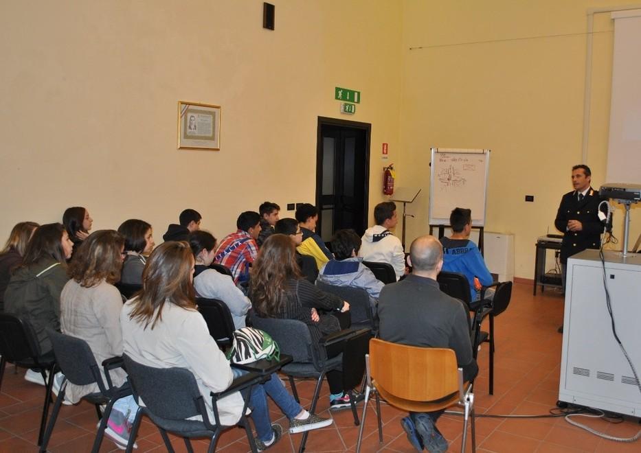 Studenti delle scuole a lezione di legalità con agenti di polizia 