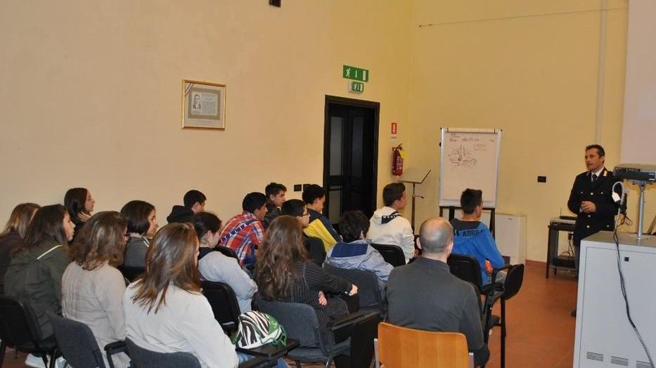 Studenti delle scuole a lezione di legalità con agenti di polizia