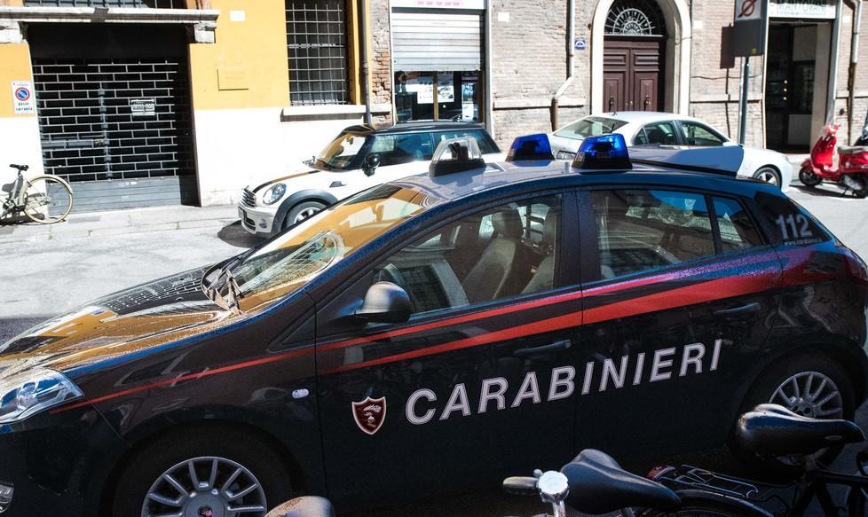 Minaccia e picchia il padre per 10 euro, arrestato