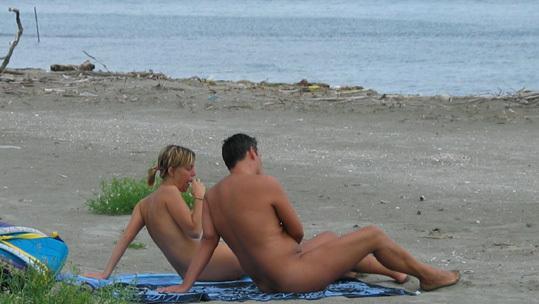 Nudi in spiaggia a Lido Nazioni I naturisti chiedono spazio 