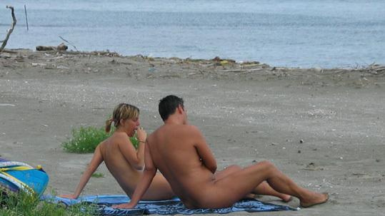 Nudi in spiaggia a Lido Nazioni I naturisti chiedono spazio