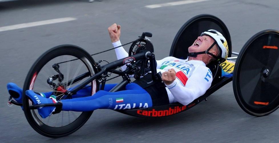 Handbiker e ciclisti insieme alla Pietra di Bismantova