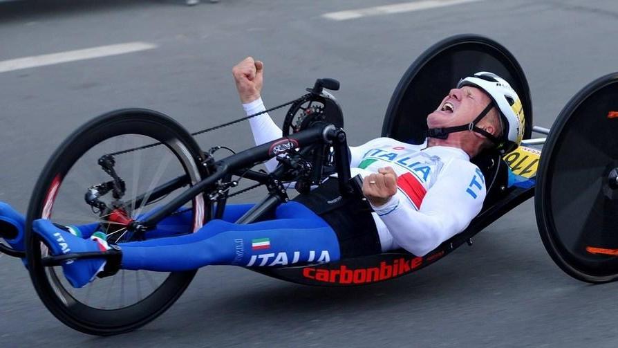 Handbiker e ciclisti insieme alla Pietra di Bismantova