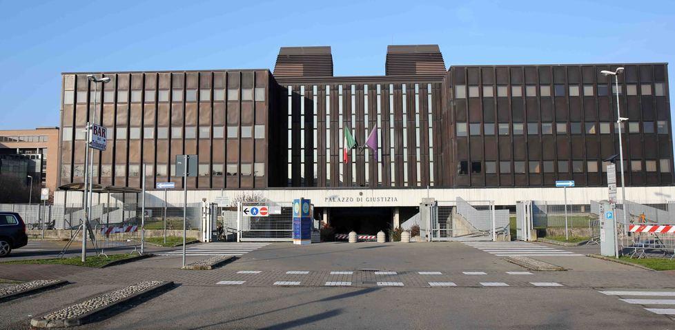 Il fratello gli affida il figlio e lui abusa del nipotino 