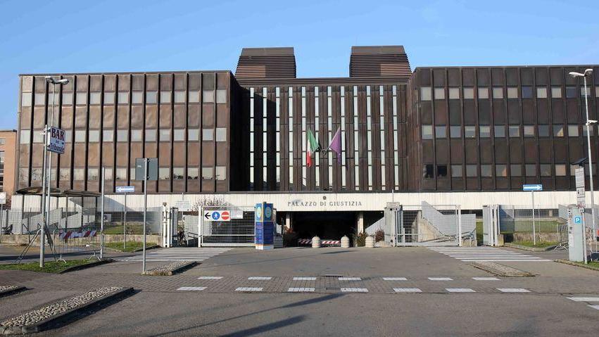 Il fratello gli affida il figlio e lui abusa del nipotino