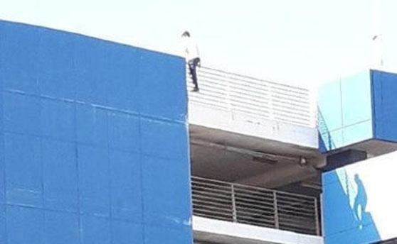 Rischiano la vita sul tetto del Parking Odeon per un selfie