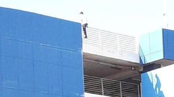 Rischiano la vita sul tetto del Parking Odeon per un selfie