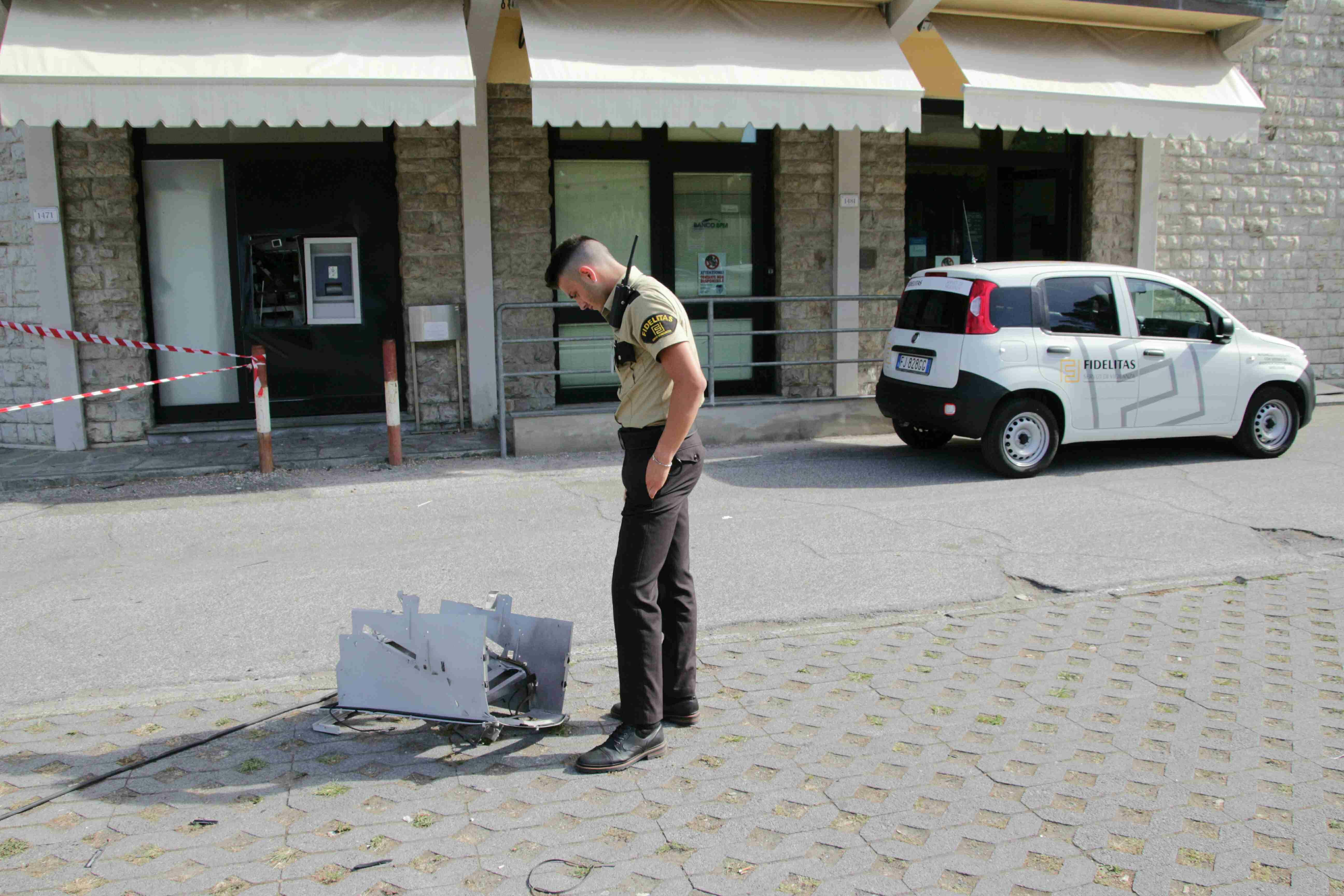 Il bancomat fatto saltare a Bozzano