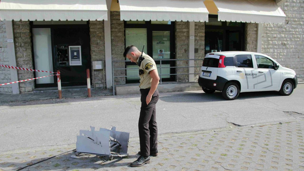 Il bancomat fatto saltare a Bozzano