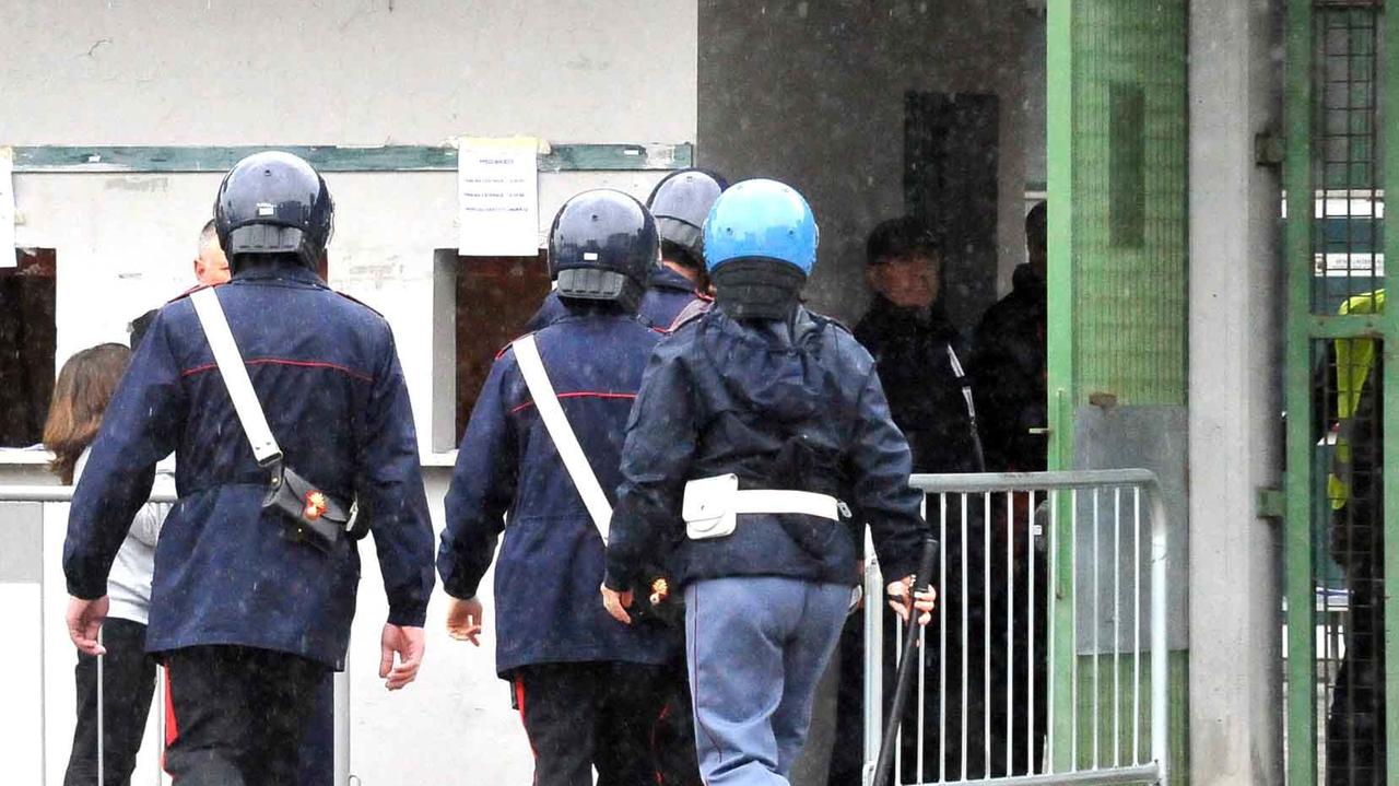 Scontri fra tifosi prima di Pistoiese-Livorno: scattano 6 Daspo