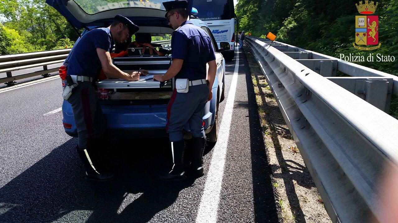 La pattuglia della polizia stradale di Prato con il bus fermo