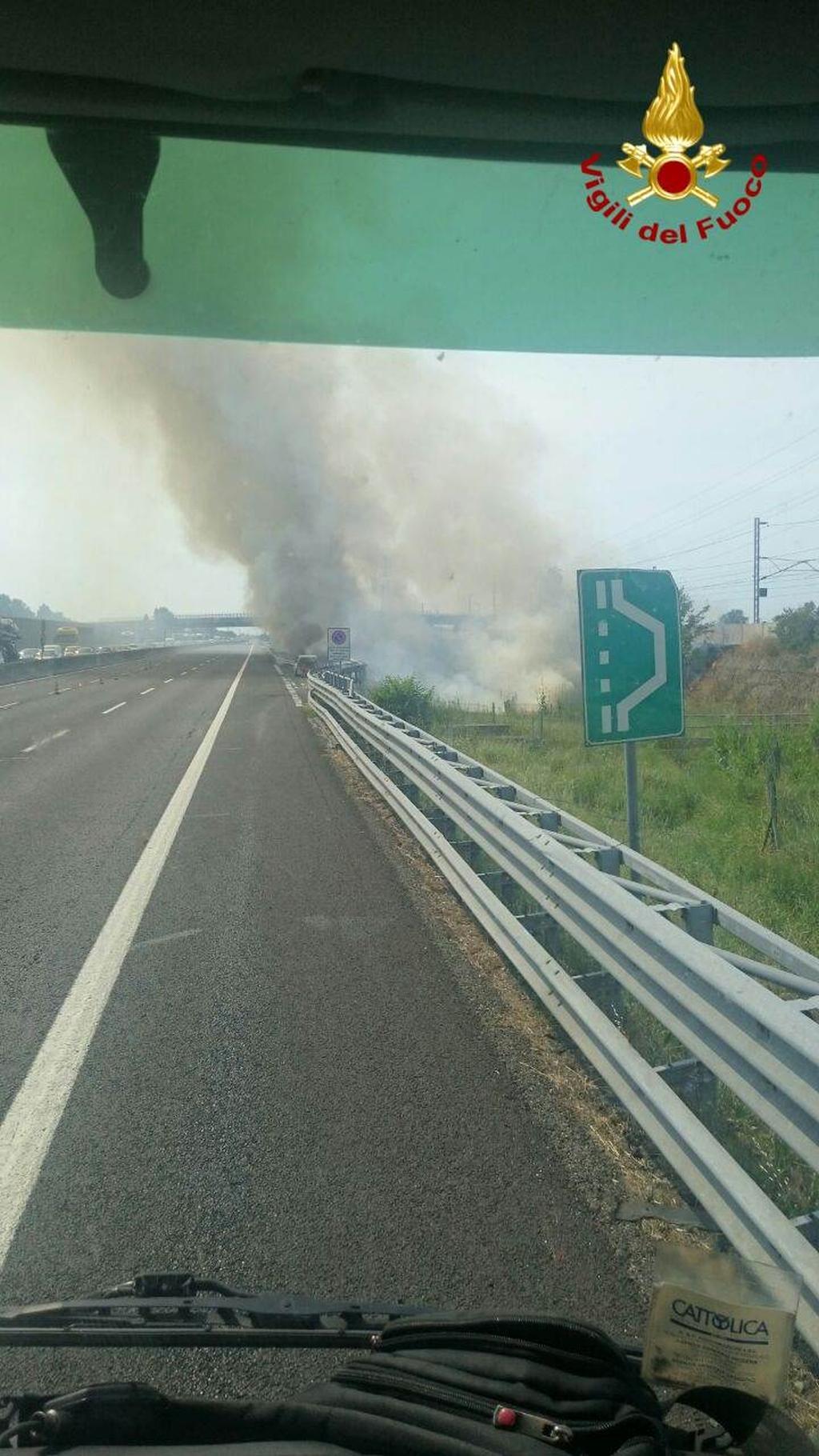 Modena, auto in fiamme in autostrada
