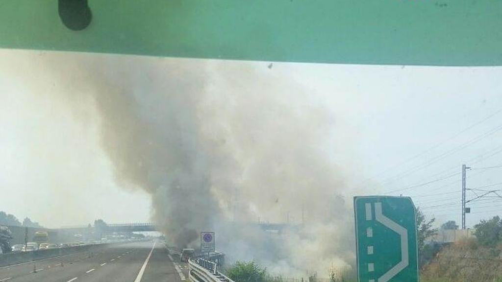 Modena, auto in fiamme in autostrada