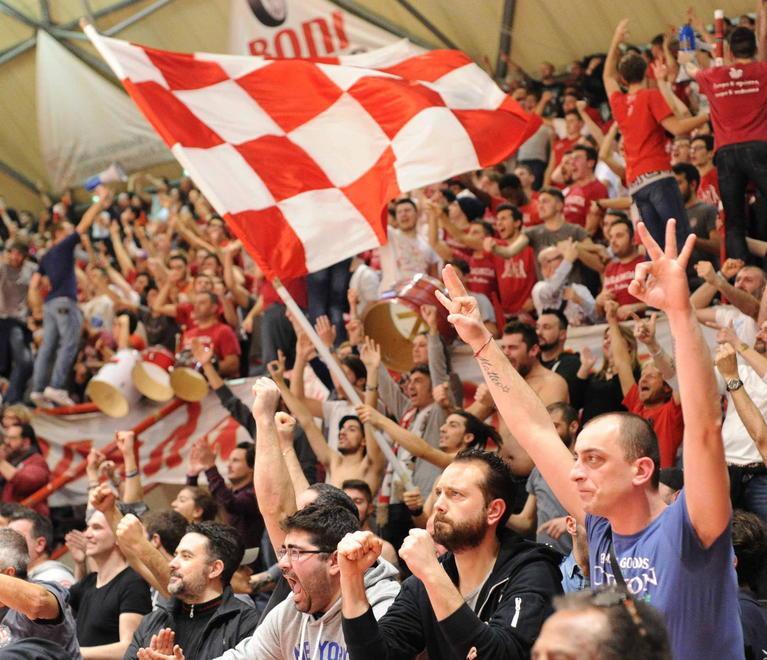 Tifosi sugli spalti del PalaCarrara in una partita della stagione 2016-17 (Foto Gori)