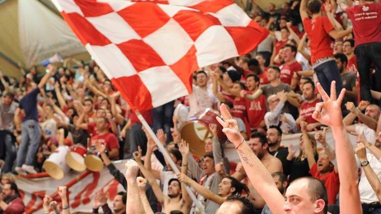 Tifosi sugli spalti del PalaCarrara in una partita della stagione 2016-17 (Foto Gori)