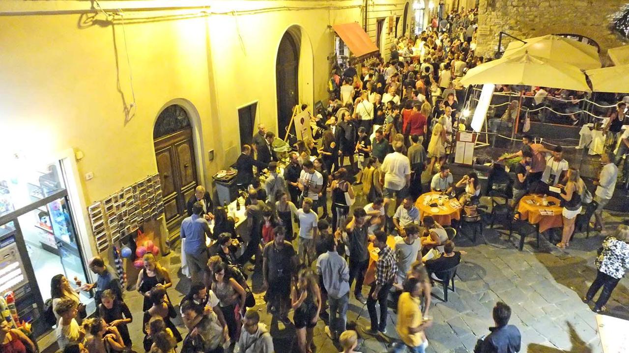 Sempre migliaia di persone a Suvereto per “Calici di stelle” (foto Paolo Barlettani)